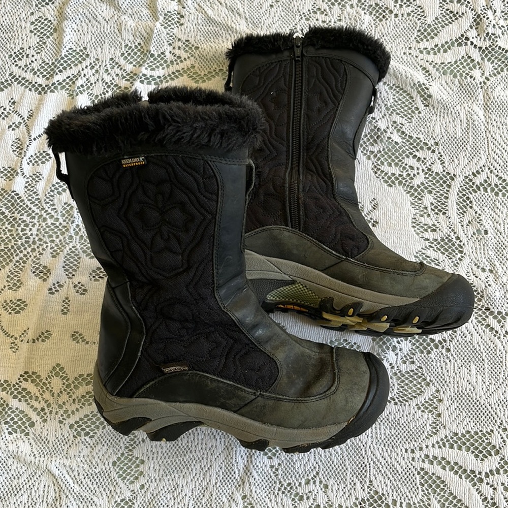 Keen Snowboots Women’s Size 7